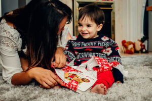 Family Christmas image of Mum and baby taken by Sophie Ransome Lifestyle Photograper